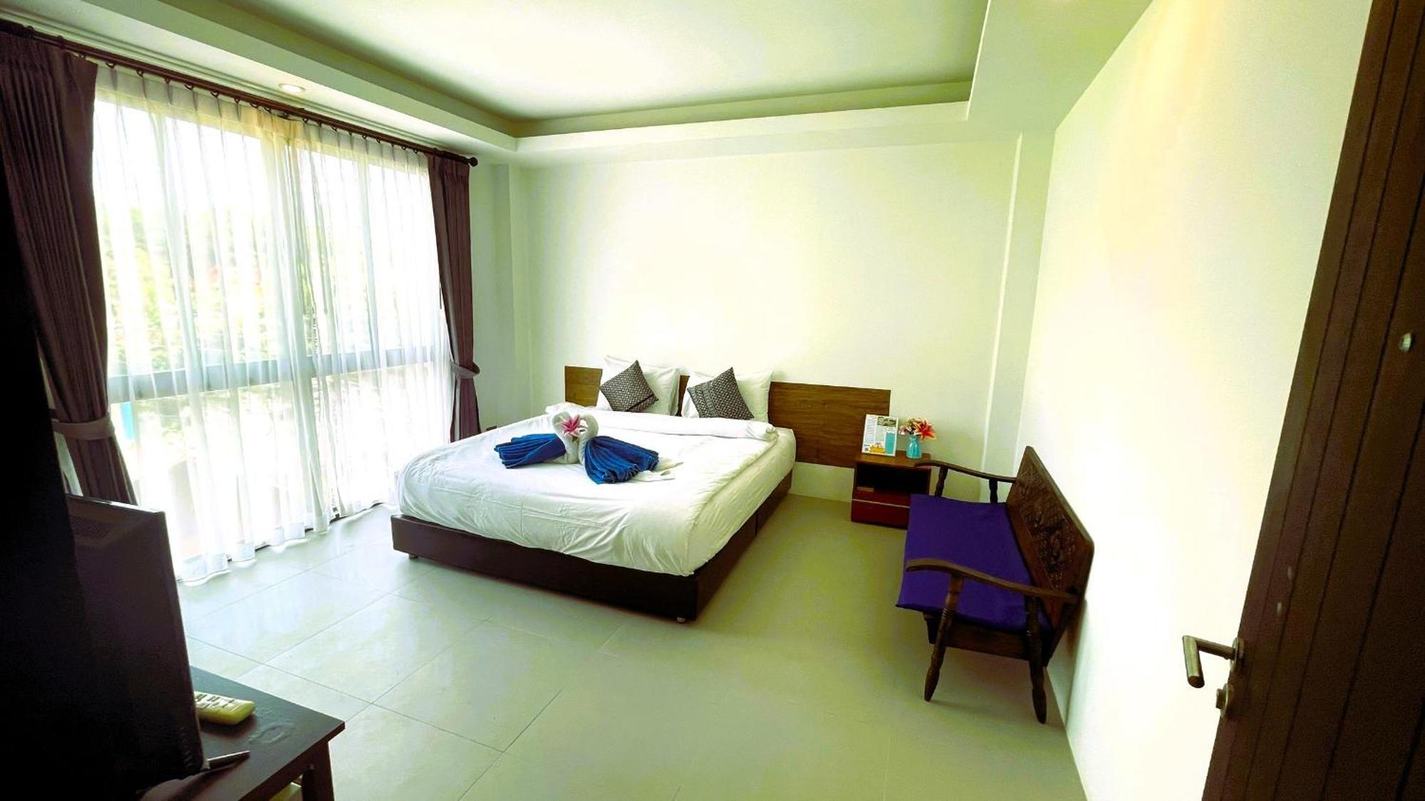 Rockstar Beach Apartments Bang Rak Beach  Bagian luar foto