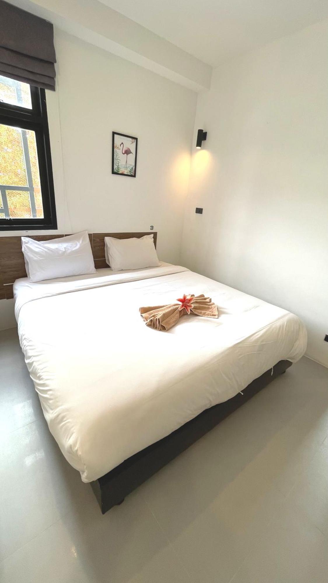 Rockstar Beach Apartments Bang Rak Beach  Bagian luar foto