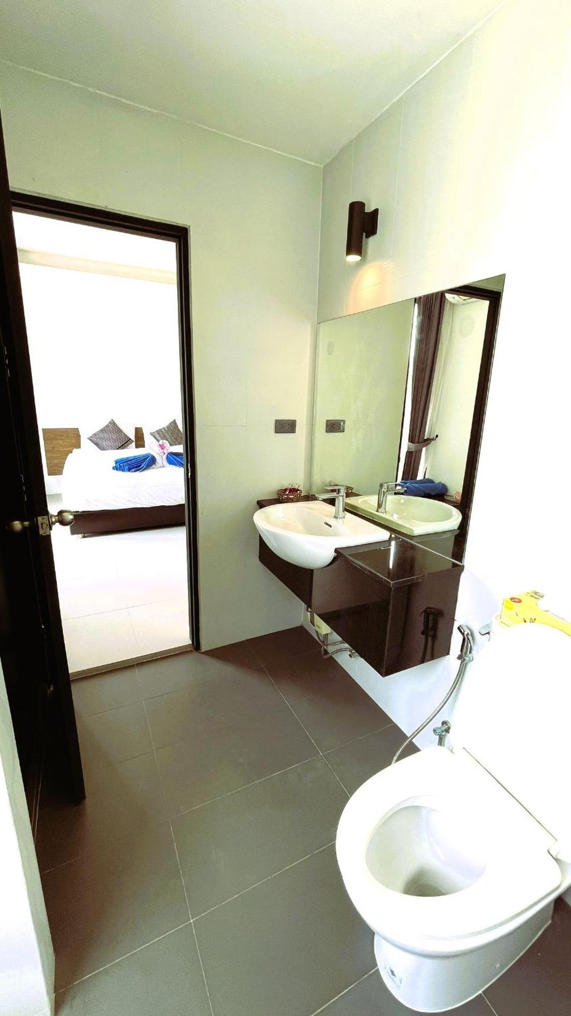 Rockstar Beach Apartments Bang Rak Beach  Bagian luar foto